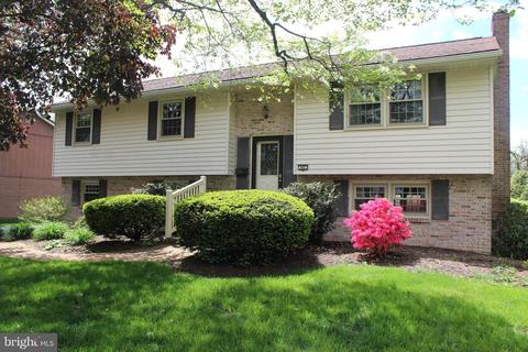 42 Meadow View Dr, Leola, PA 17540