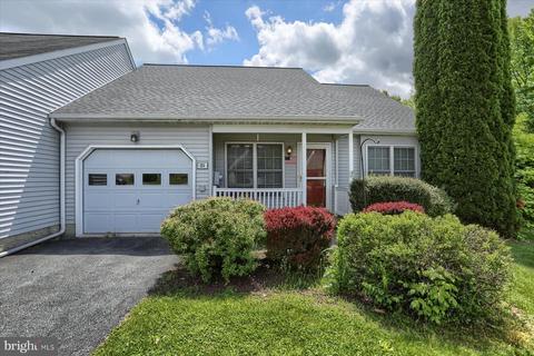 21 Oakgrove Ln, Millersville, PA 17551