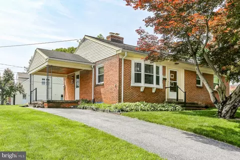 2240 New St, East Petersburg, PA 17520