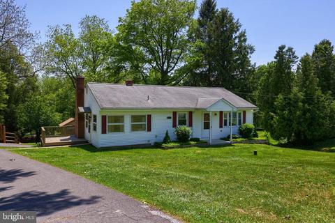 2450 Honeysuckle Ln, Lancaster, PA 17603
