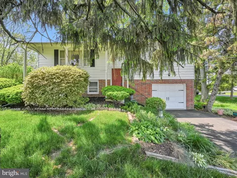1150 Rohrerstown Rd, Lancaster, PA 17601