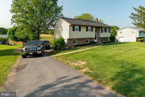 8304 Elizabethtown Rd, Elizabethtown, PA 17022