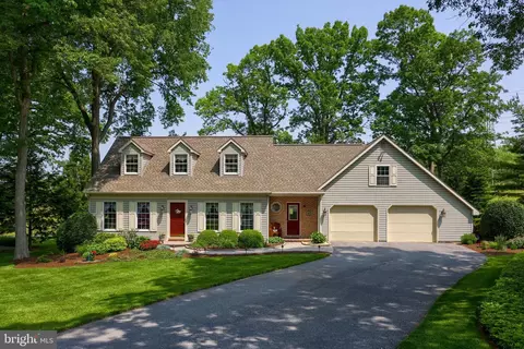21 Locust Ln, Leola, PA 17540