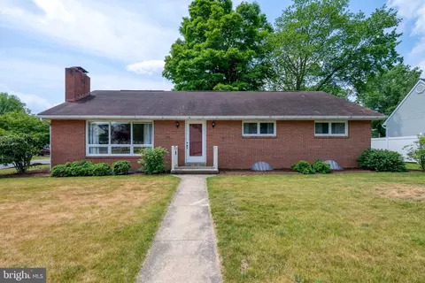 704 Locust St, Denver, PA 17517