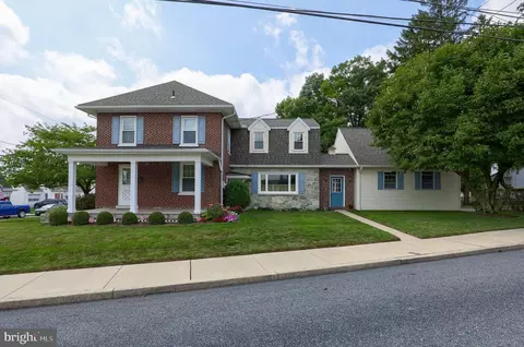 1037 Broad St, Akron, PA 17501