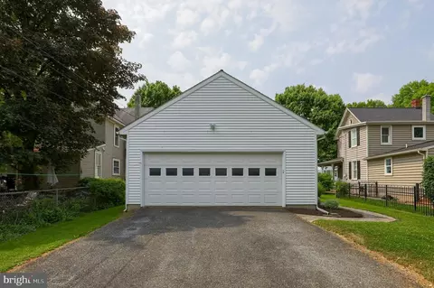 215 E New St, Lititz, PA 17543 photo 6