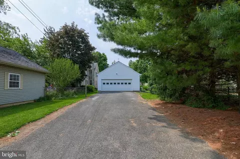 215 E New St, Lititz, PA 17543 photo 8