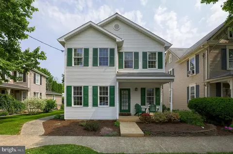 215 E New St, Lititz, PA 17543 photo 2