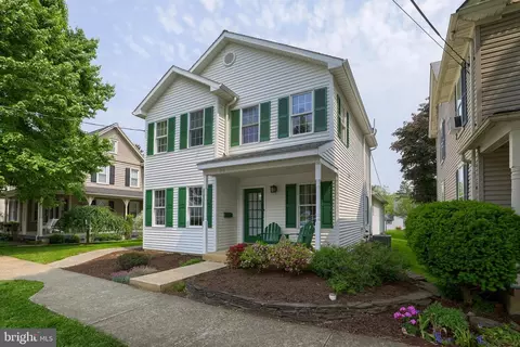 215 E New St, Lititz, PA 17543 photo 3