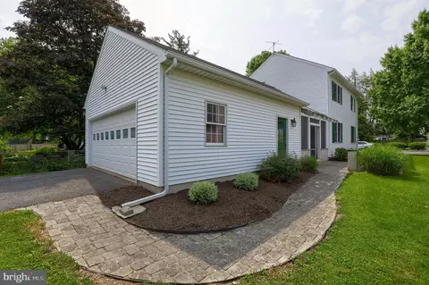 215 E New St, Lititz, PA 17543 photo 9