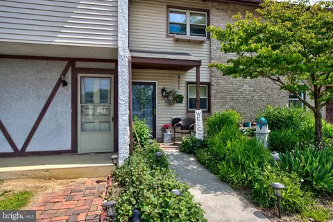 335 Greenland Dr, Lancaster, PA 17602