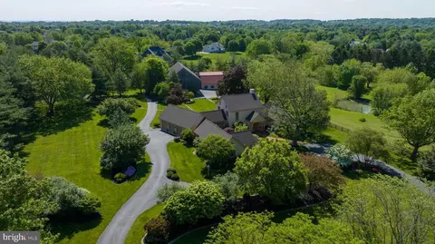 550 560 Stonehenge Dr, Lititz, PA 17543 photo 2
