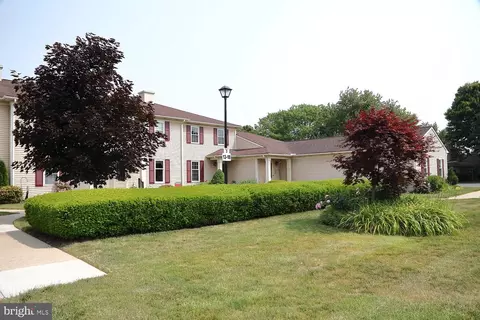 18 Ashlea Vlg, New Holland, PA 17557
