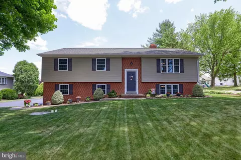 85 Meadow View Dr, Leola, PA 17540