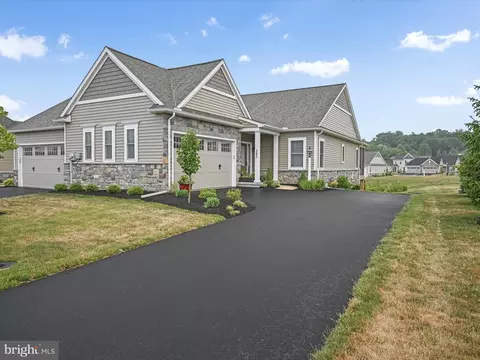 360 English Ivy Dr, Lititz, PA 17543
