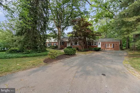 19 Running Pump Rd, Lancaster, PA 17603