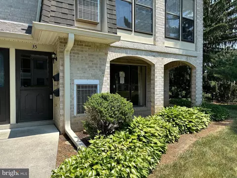 35 Valleybrook Dr, Lancaster, PA 17601