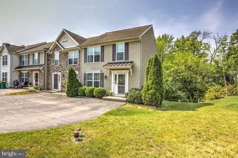 111 Ironwood Ct, Denver, PA 17517