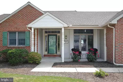 13 Village Dr, Lititz, PA 17543
