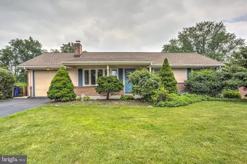 322 Hilltop Dr, Ephrata, PA 17522