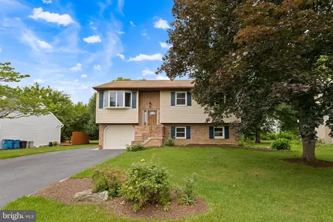 3629 Clear Stream Dr, Mountville, PA 17554