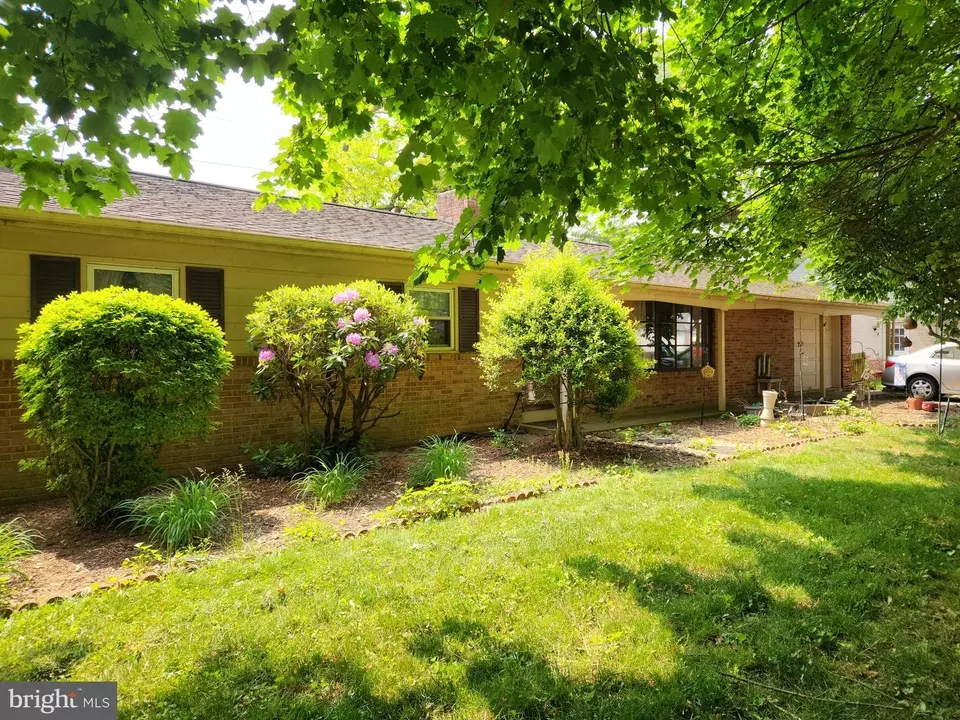  5029 Martin Dr, East Petersburg, PA 17520 photo 2