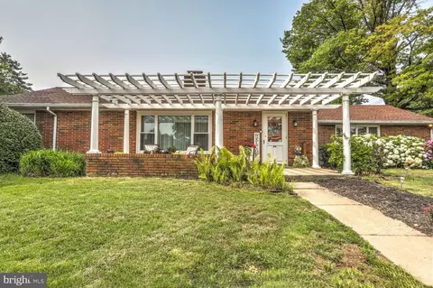 94 2nd St, Ephrata, PA 17522
