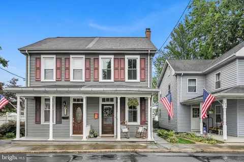 122 E Lincoln Ave, Lititz, PA 17543 photo 2
