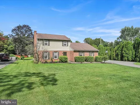 102 White Oak Dr, Lancaster, PA 17601