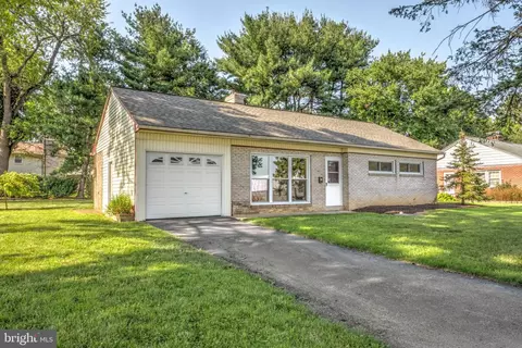 11 Rose Ave, Leola, PA 17540