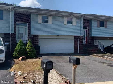 307 Colonial Dr, Akron, PA 17501