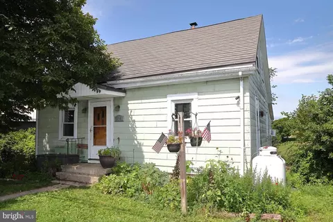 324 S 7th St, Akron, PA 17501