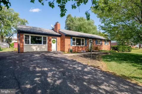 2480 Ellendale Dr, Lancaster, PA 17602