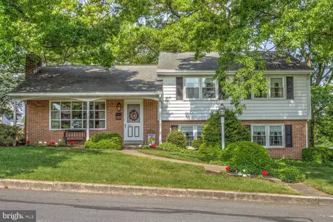 14 S 4th St, Akron, PA 17501