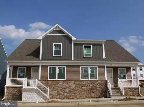 42 Pacific Blvd #33, Ephrata, PA 17522