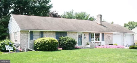 804 Sue Dr, Lititz, PA 17543 photo 2