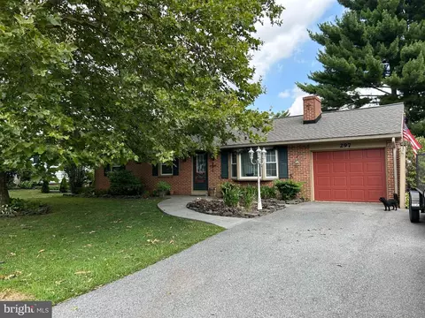 297 Bareview Dr, Leola, PA 17540
