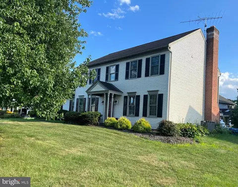 1 Lantern Cir, Lititz, PA 17543 photo 2