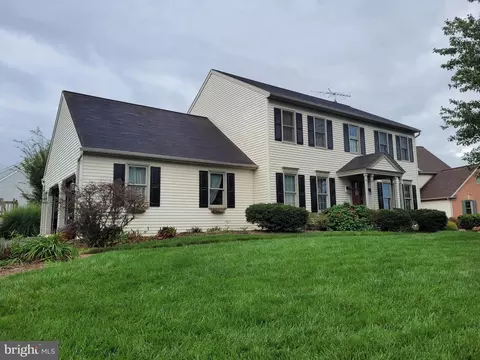 1 Lantern Cir, Lititz, PA 17543