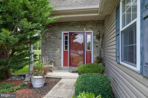 327 Deerfield Dr, Mount Joy, PA 17552