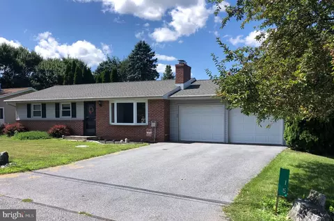 15 Elizabeth Ave, Leola, PA 17540