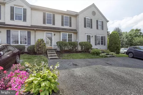 328 Banyan Circle Dr, Lancaster, PA 17603