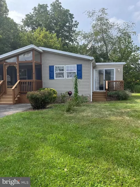 57 N Green Acres Cir, Akron, PA 17501