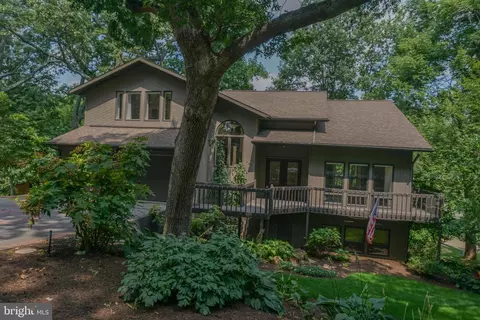 137 E Woods Dr, Lititz, PA 17543 photo 2