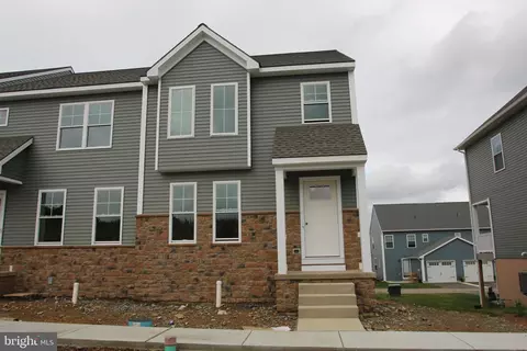 53 Coastal Ave #27, Ephrata, PA 17522