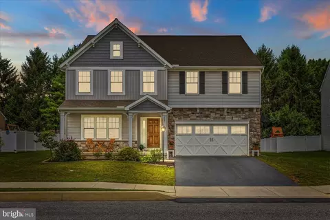 205 Market Sq S, Leola, PA 17540
