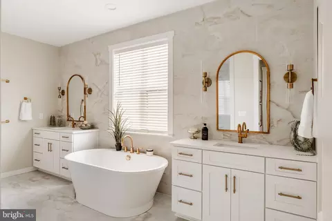 Bath - 1100 Bluegrass Rd #DEVONSHIRE, Lancaster, PA 17601 photo 5 of 11