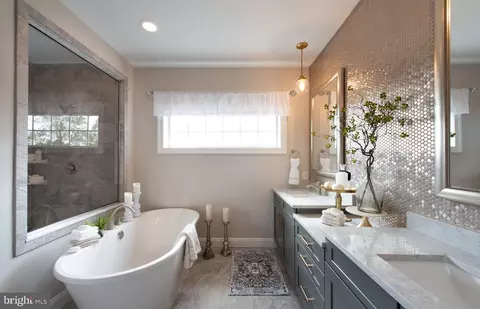 Bath - 1100 Bluegrass Rd #DEVONSHIRE, Lancaster, PA 17601 photo 10 of 11