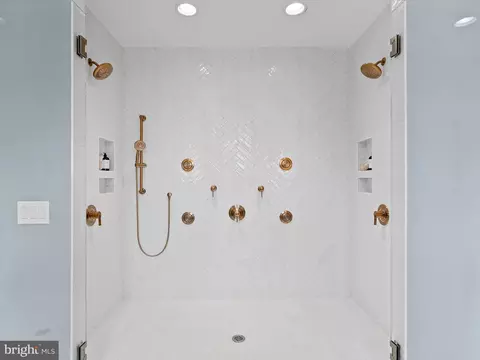 Bath - 1100 Bluegrass Rd #DEVONSHIRE, Lancaster, PA 17601 photo 9 of 11