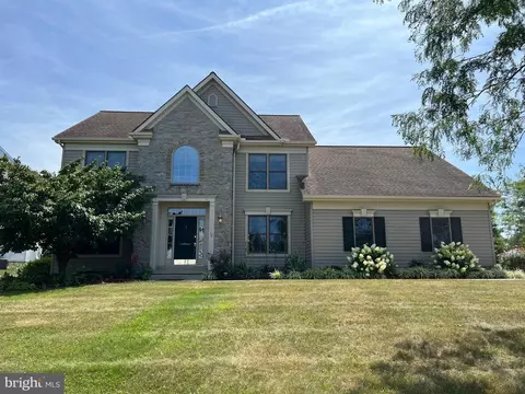 10 Crimson Ln, Lititz, PA 17543